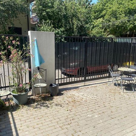 Lovely Apartment In Villa In Bucarest Exterior foto